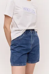 Bermuda de jean tiro alto en color azul, con cierre y botón al frente y diseño clásico de cinco bolsillos.