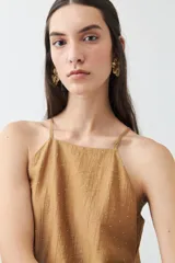 Top tostado sin mangas con cuello halter y brillos.