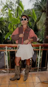 Falda corta tipo skort color beige, con diseño tableado y cintura marcada.
