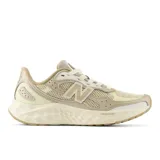 Championes New Balance Arishi V4, color beige con detalles en blanco y amarillo, ideales para running.