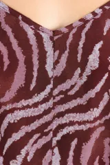 Blusa top de tirantes finos con diseño fluido y estampado animal print estilo cebra en tonos bordó y rosado.