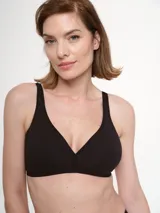 Soutien tipo bralette color negro, sin aro y sin relleno, con tirantes anchos y escote en V.