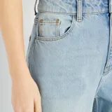 Jean de corte wide leg con tiro alto, confeccionado en denim de tono azul claro con acabado lavado.