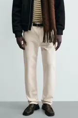 Pantalón de corte regular fit, confeccionado en una mezcla de algodón y lino. Presenta un diseño clásico de cinco bolsillos, con cierre frontal de cremallera y botón.
