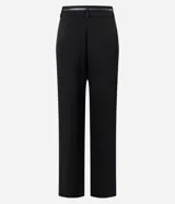 Pantalón de corte recto confeccionado en punto roma, con cintura estructurada, pliegues frontales sutiles y trabillas. Incluye un cinturón fino con hebilla metálica.