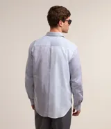 Camisa de hombre de corte clásico, confeccionada en tejido oxford con bloques de color celeste y gris. Cuenta con cuello tradicional, abotonadura frontal, mangas largas y bolsillo de parche en el pecho.