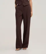 Pantalón sastrero de corte recto, confeccionado en crepé con diseño de rayas verticales. Presenta un estilo clásico y elegante con una caída fluida.