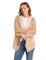 Cardigan de tejido soft color beige con solapa ancha en contraste de tono más claro, diseño abierto y manga larga.