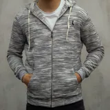 Campera con capucha gris jaspeada, con cierre frontal y bolsillos laterales.