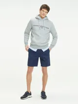 Buzo hoodie gris de Tommy Hilfiger con logo bordado en el pecho, cordones blancos y bolsillo tipo canguro.
