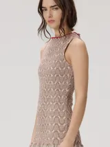 Vestido midi sin mangas de silueta en A y escote redondo, con diseño geométrico de inspiración op art y detalle de fruncido elástico en el cuerpo, confeccionado en algodón.