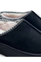 Pantuflas tipo zueco con plataforma y diseño acolchado, forradas en su interior con corderito sintético y detalle de ribete tejido étnico en el borde superior.
