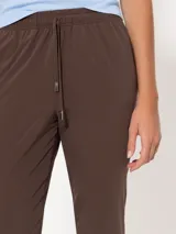 Babucha negra confeccionada en bisou, con cintura elastizada y jareta con lazo de cinta valenciana a tono. Cuenta con bolsillos laterales en el delantero y un calce cómodo.