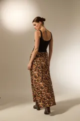 Falda midi de corte recto con estampado animal print en tonos marrones y negros. Confeccionada en lyocell, presenta una caída fluida y elegante.