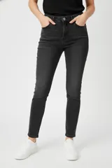 Pantalón jean de mujer, color negro lavado, tiro medio y calce ajustado (skinny). Presenta cinco bolsillos y cierre frontal con botón.