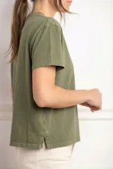 Remera de manga corta con calce oversize, confeccionada en algodón con efecto lavado que le otorga una textura irregular y un acabado desgastado.