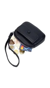 Monedero compacto de símil cuero con correa de mano, cierre perimetral y bolsillo frontal con solapa y botón a presión.