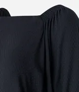 Blusa negra de viscosa con escote off-shoulder, mangas 3/4 con elásticos y lazos en los puños.