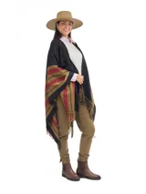 Poncho abierto con diseño de rayas horizontales en tonos negro, rojo y tostado, con terminaciones de flecos en los bordes.