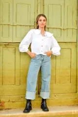 Bota corta negra de cuero, con caña media, hebilla lateral y suela track.