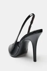Zapato de tacón alto destalonado en color negro con acabado acharolado y textura de estampado animal. Presenta diseño de punta fina y tira elástica trasera.