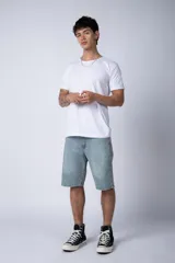 Bermuda de jean azul con corte regular, cinco bolsillos y cierre frontal con botón y cremallera.