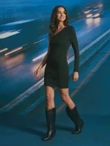 Vestido corto negro de un solo hombro, con manga larga y diseño ajustado al cuerpo con frunces laterales.