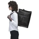 Bolso tipo tote de gran tamaño, confeccionado en cuero negro con textura granulada. Presenta el logo de la marca estampado en el frente con la inscripción The Tote Bag Marc Jacobs. Cuenta con asas superiores resistentes y un diseño espacioso.