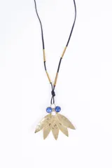 Collar con choker de cuero sintético negro y dije colgante de pétalos dorados con detalles de cuentas azules y blancas.