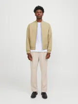 Camiseta blanca de manga corta y cuello redondo, corte holgado.