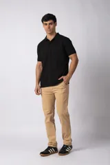 Pantalon chino de corte recto confeccionado en gabardina premium, con bolsillos laterales y traseros clásicos.