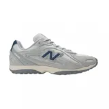 Championes urbanos New Balance modelo 204L, color gris con detalles en azul marino. Presentan una combinación de malla y gamuza, con el logo lateral característico y suela de goma con relieve.