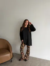 Pantalón estilo oxford de viscosa con estampado abstracto en tonos negro, marrón y beige, de tiro alto y corte acampanado.