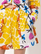 Short estampado con flores y cisnes, de corte recto.