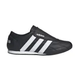 Championes Adidas modelo Tekwen, diseño sin cordones en color negro con las icónicas tres tiras blancas laterales y logo de la marca en el empeine y talón.