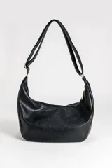 Bolso tipo baguette de tamaño grande en color negro, con textura arrugada y cierre superior. Cuenta con una correa ajustable para llevar al hombro.