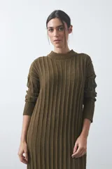 Vestido midi de punto en color gris, con diseño de tejido acanalado vertical, cuello redondo y mangas largas. Presenta una silueta recta y fluida.
