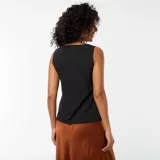 Blusa negra sin mangas con escote en V y detalle de encaje.