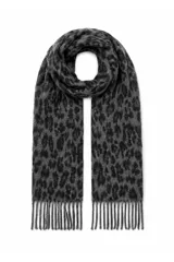 Bufanda de tejido suave con estampado animal print en tonos grises y negros, terminada con flecos en los extremos.