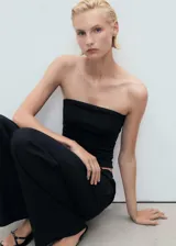 Pantalón de corte recto y tiro medio, confeccionado en mezcla de lino y viscosa. Presenta cintura elástica con cordón ajustable, dos bolsillos laterales y diseño largo.