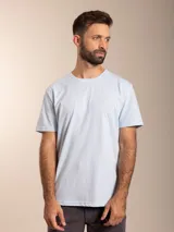 Remera celeste de manga corta y cuello redondo, confeccionada en 100% algodón, con un pequeño detalle bordado en el pecho.