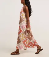 Vestido midi evasé de Marfinno, sin mangas y con cuello halter. Confeccionado en viscolino con estampado tropical de rombos y motivos playeros.