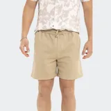 Bermuda de gabardina color beige, con cintura elástica y cordón de ajuste frontal. Presenta un diseño liso y corte recto.