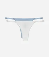 Kit de dos bombachas tipo colaless de algodón, con laterales finos ajustables. Una prenda en color blanco y otra en color celeste, ambas con diseño liso y tejido acanalado.