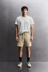 Camiseta de corte relajado confeccionada en tejido de algodón pesado, con cuello redondo y manga corta.