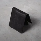 Billetera plegable de eco cuero azul, con múltiples compartimentos para tarjetas, monedero con cierre, tarjetero con visor y dos espacios para billetes. Presenta líneas de pespunte decorativas en la parte superior y el logo de la marca grabado en la esquina inferior.