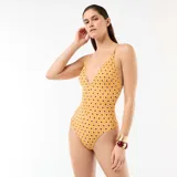 Malla enteriza amarilla con estampado floral, escote en V pronunciado y tirantes finos ajustables.