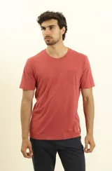 Remera celeste de algodón con bolsillo en el pecho y cuello redondo.