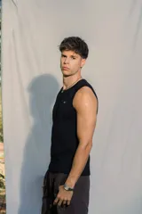 Musculosa negra de tejido morley, ajustada al cuerpo, con un pequeño bordado en color verde en el pecho.