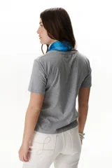 Remera gris melange de algodón con estampado de moldes de costura en negro.